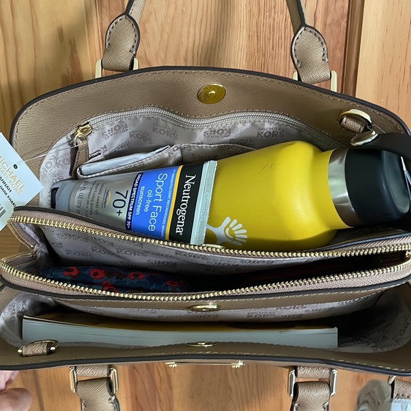 **UNAVAILABLE* **SOLD ELSEWHERE**Michael Kors tan Satchel bag - Picture 4 of 11